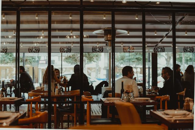 Salle et table du restaurant Neo